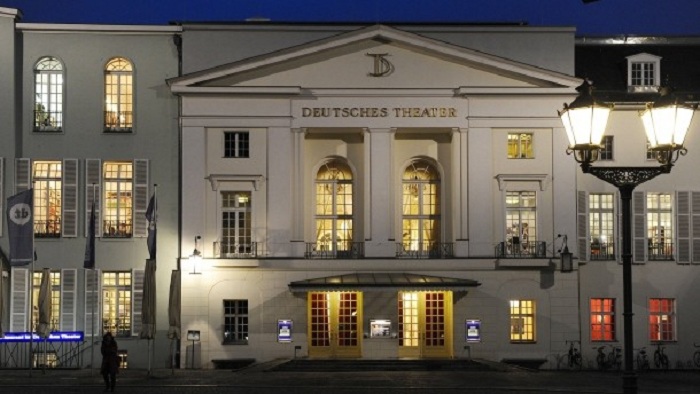 Schauspielerin vor Deutschem Theater in Berlin niedergestochen