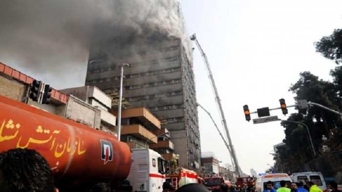 Hochhaus nach Brand eingestürzt