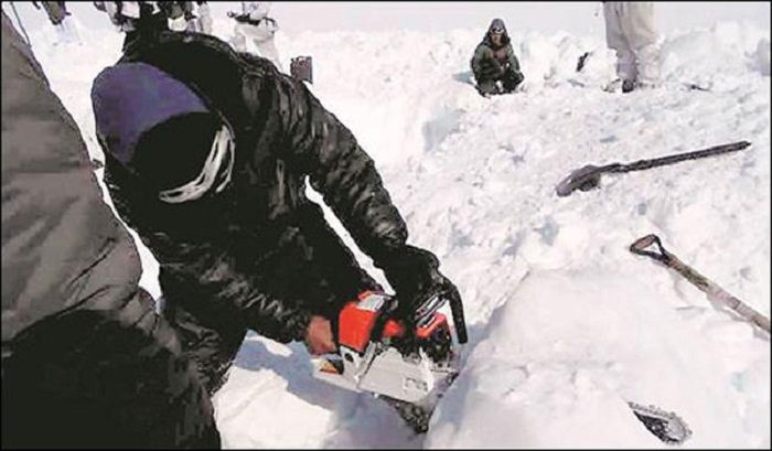Indian soldier pulled out alive after six days buried in snow