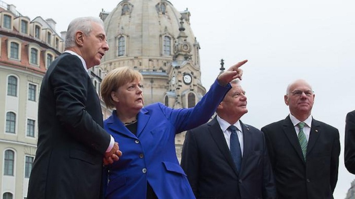 Demonstranten beschimpfen  Gauck  und Merkel