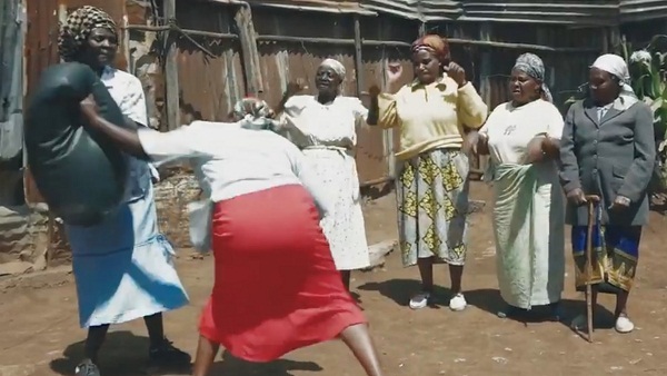 Kenya: des "mamies" apprennent le karaté pour se défendre des agressions
