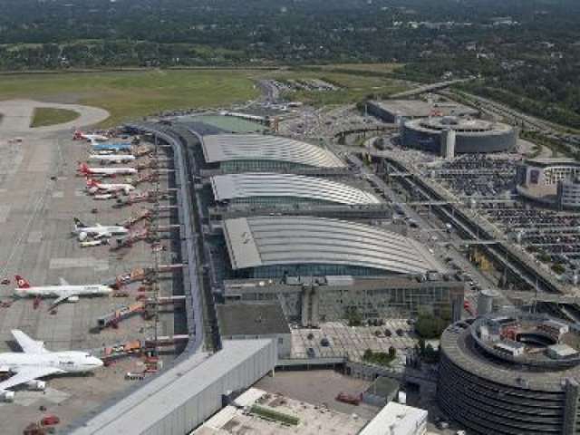 Hamburg airport closed after Lufthansa jet 'fills with smoke'