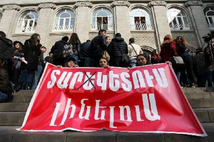 Armenische Studenten, die nicht zum Militär gehen wollen, streiken