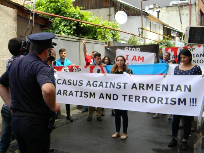 Las protestas ante la embajada de Armenia en Georgia Fotos