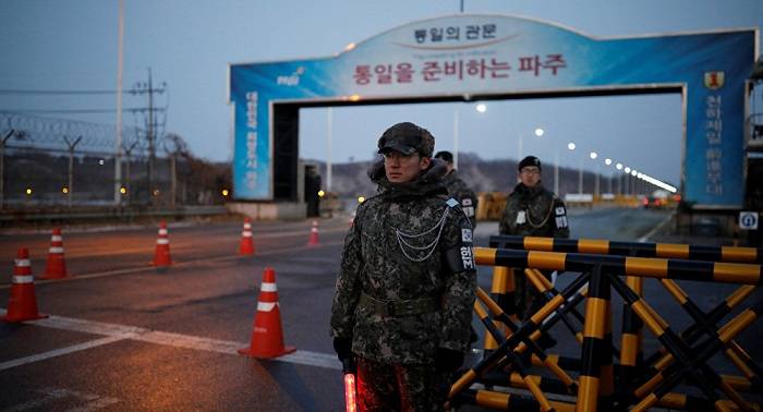 Delegados norcoreanos cruzan línea de demarcación militar para diálogo con Seúl