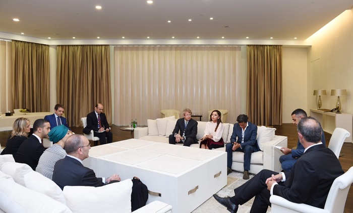 First Lady Mehriban Aliyeva trifft mit italienischer Delegation