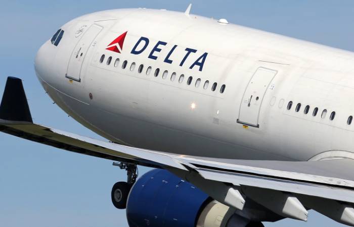 Delta airlines pilot appears to slap woman in fight at Atlanta Airport- VIDEO