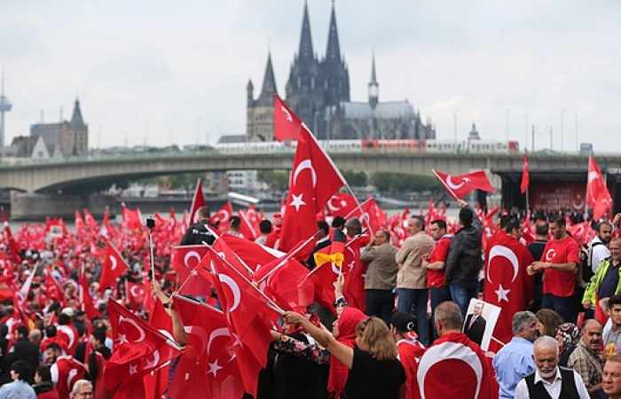 CDU-Außenexperte fordert Türken zum "Nein" auf