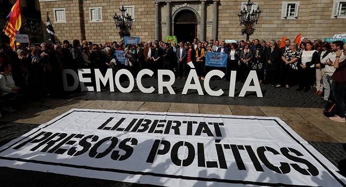 El Ayuntamiento de Barcelona retira pancarta de apoyo a los "presos políticos"