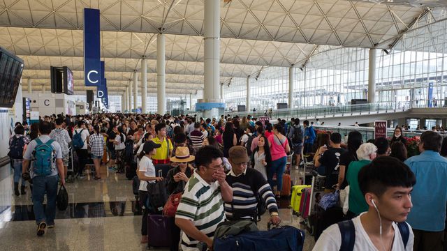 Hong Kong: Un député pro-démocratie attaqué à l`aéroport