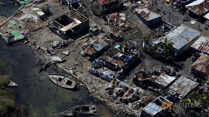 Hurricane Matthew toll in Haiti at 1,000, buries dead in mass graves