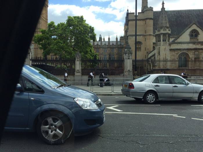 Un homme armé d’un couteau interpellé devant le Parlement britannique