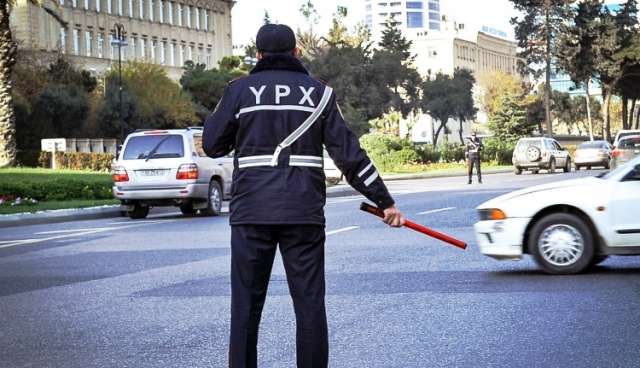 Bakıda yol polisini maşın vurdu