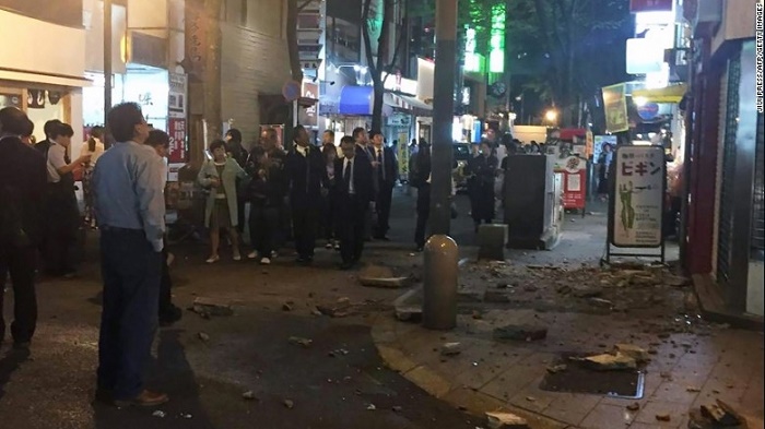 Strong quakes jolt SW Japan - 1 feared dead, over 100 hospitalized 