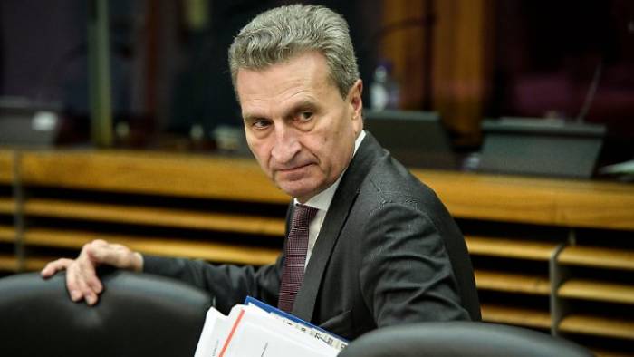 Oettinger empfiehlt Blick nach Deutschland