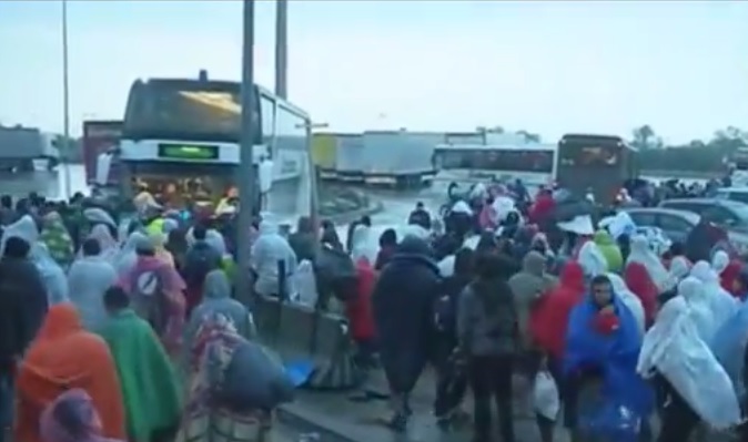Erste Flüchtlinge aus Budapest in Österreich eingetroffen - VIDEO