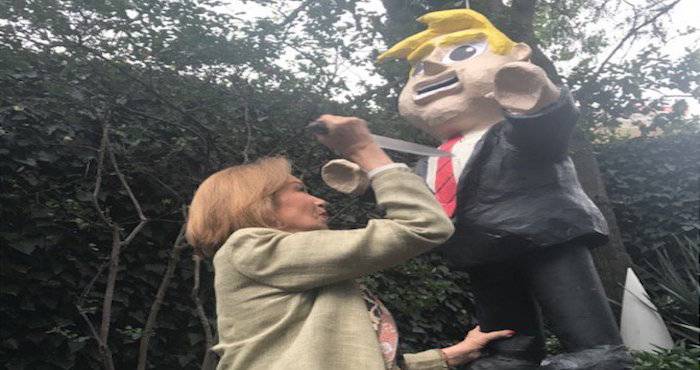 Video: Una escritora mexicana celebra su cumpleaños acuchillando una piñata de Donald Trump