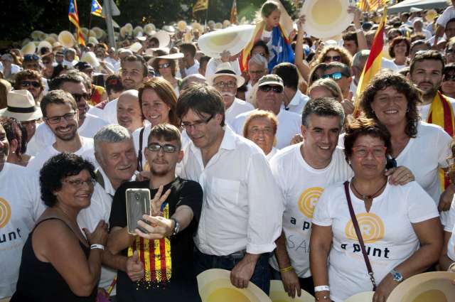Miles de personas se manifiestan en Cataluña a favor de la independencia