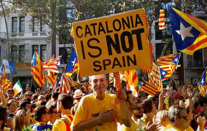 Le président de Catalogne signe une déclaration d'indépendance mais la suspend