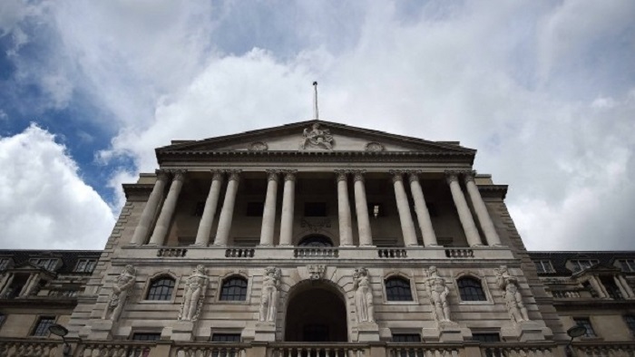 Bank of England senkt die Zinsen und kauft mehr Anleihen