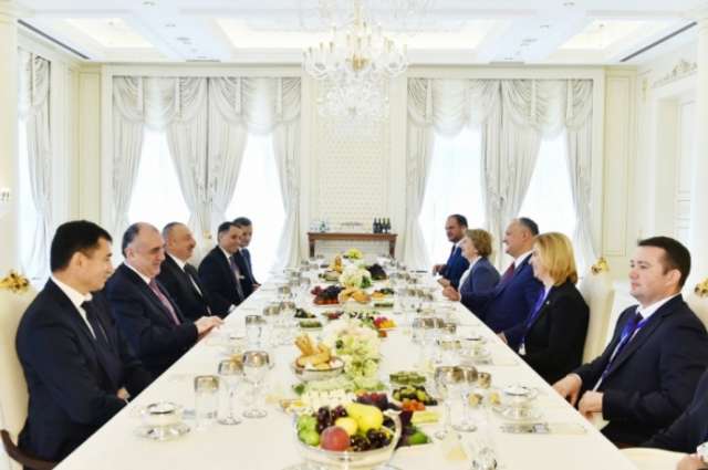 Azerbaijani president hosts official dinner reception in honor of Moldovan counterpart
