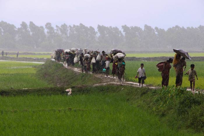 Des milliers de Rohingyas à la frontière bangladaise
