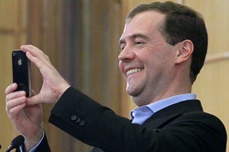 1 milyon insan Medvedevi izləyir
