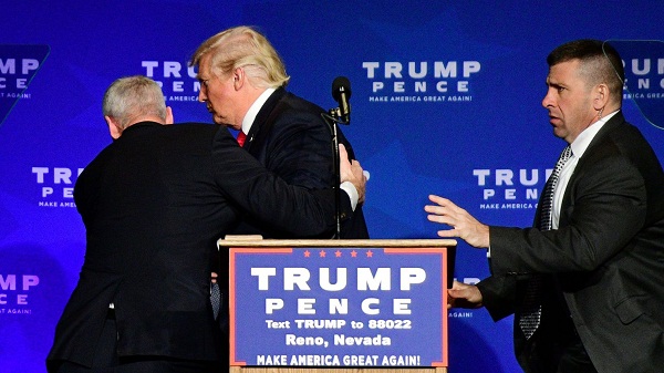 Donald Trump évacué d`un meeting après une fausse alerte - VIDEO