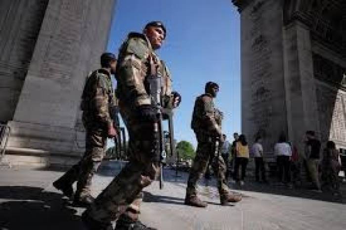 Französische Soldaten bei Paris von Fahrzeug erfasst