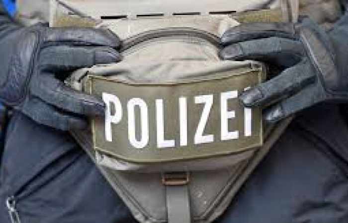 Sieben Polizisten verletzt, als sie zwei Männer kontrollieren wollen