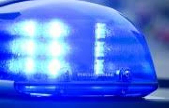 Mann steht stundenlang reglos vor Restaurant - Festnahme