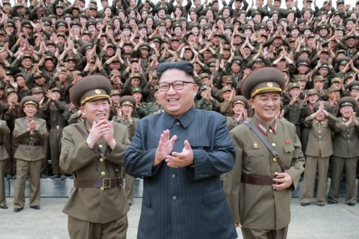 El líder norcoreano aplaza su decisión sobre el lanzamiento misiles a Guam
