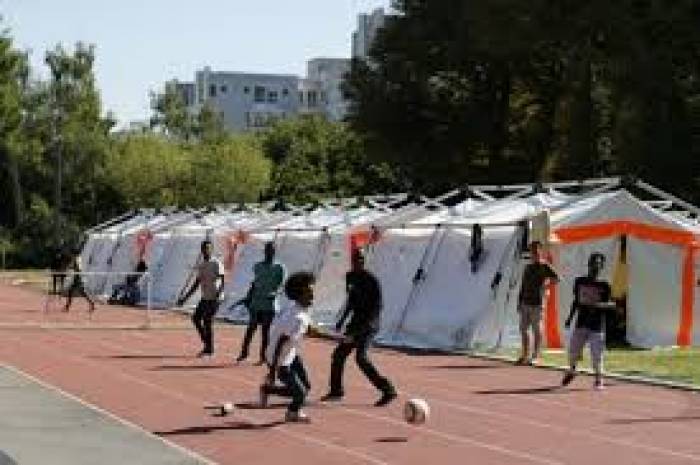 Paris: un camp sous toile pour les migrants évacués de La Chapelle