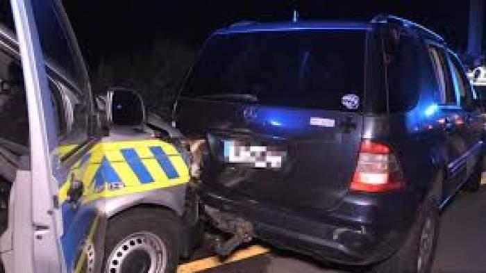 Polizei rammt Geisterfahrer von der Straße