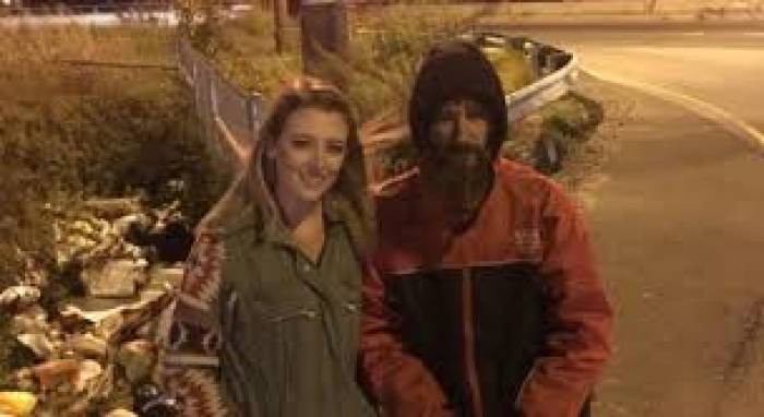 Obdachloser holt Frau Sprit von seinen letzten 20 Dollar