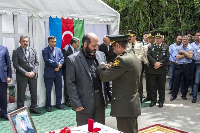 Şəhidin medalı atasına verildi