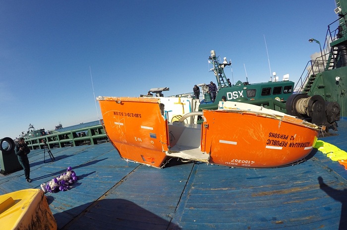 Guneshli oil rig still on fire, wrecked lifeboat found - PHOTOS