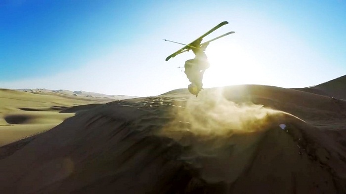 La descente spectaculaire des freeriders sur des dunes de sable au Pérou - VIDEO