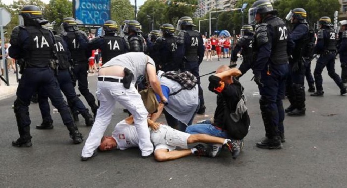 Police break up fights between Polish football fans in Marseille