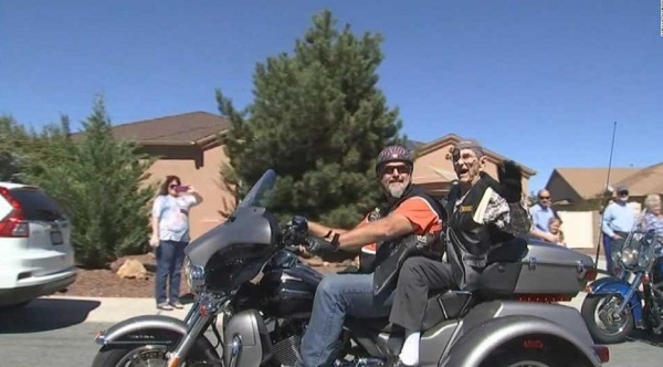 A 101 ans, un fan de Harley Davidson s`offre une dernière virée