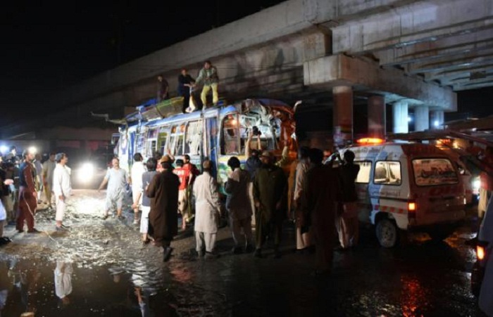 Pakistan: au moins 11 morts dans l`explosion d`un car dans le sud-ouest