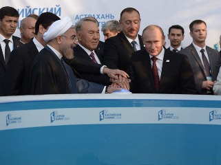 Prezidentlər nərə balığının Volqaya buraxılmasını izləyib – FOTO 