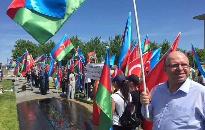 Azerbaijanis hold rally outside Merkel`s constituency office