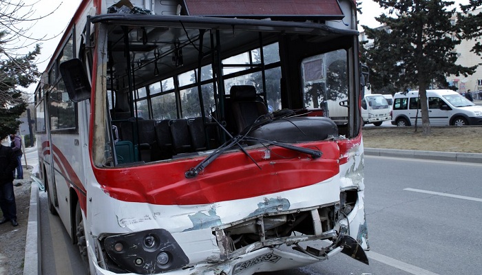 Bakıda avtobus qəzası: Ölən və yaralı var