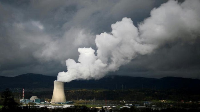 Les Suisses votent pour ou contre une sortie accélérée du nucléaire