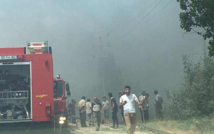 Bakıda güclü yanğın - Polis yolu bağladı