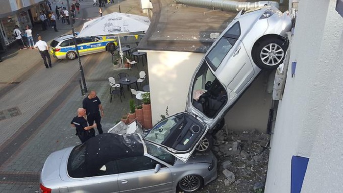 Seniorin rast durch Parkhaus-Mauer