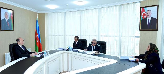 Nazir vətəndaşlarla görüşüb