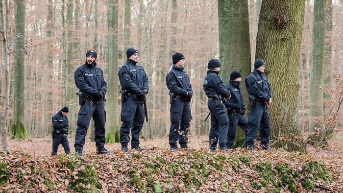 Beamte entdecken Frauenleiche im Wald