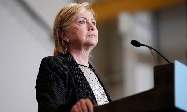 Clinton publie sa déclaration de revenus, et presse Trump de faire de même